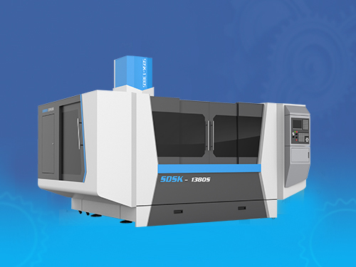 精雕機研發專家傾心7年研發了8款鋁型材精雕機，解決了行業超大一體式電視機邊框加工問題。